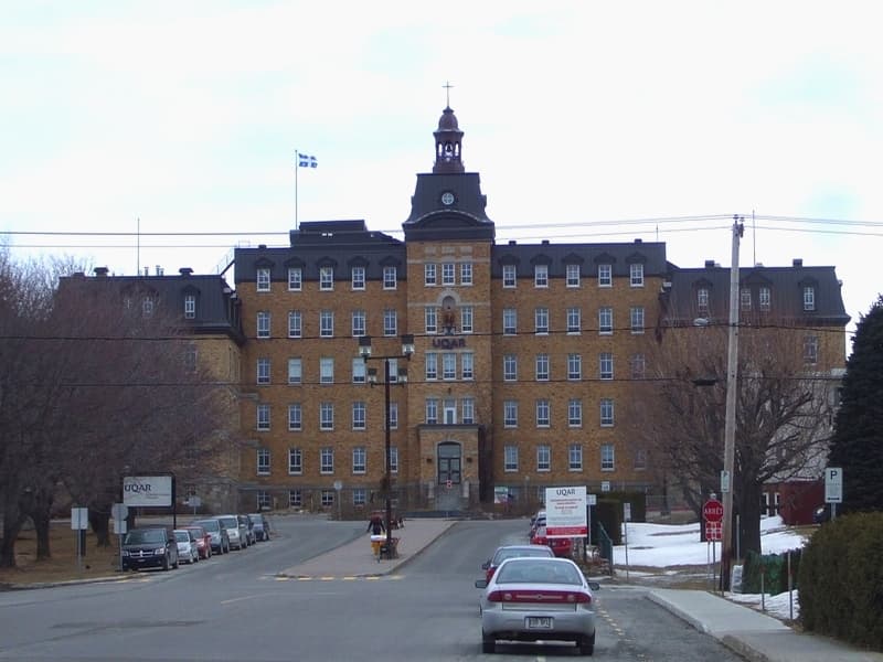 Universite du Quebec campus visual
